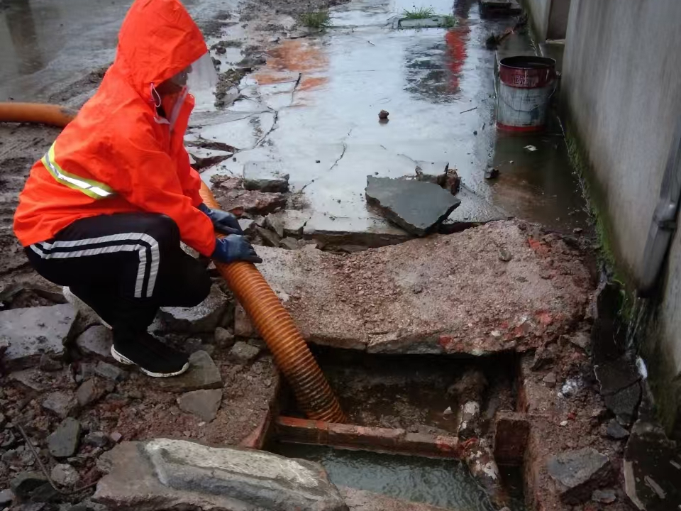 南昌專業(yè)清理污水池 煒譽(yù)市政以規(guī)范流程守護(hù)城市 “腸道”