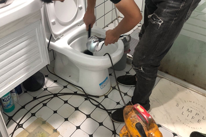 南昌馬桶堵塞自己疏通還是找?guī)煾?？專業(yè)上門服務(wù)讓你省時(shí)更省心